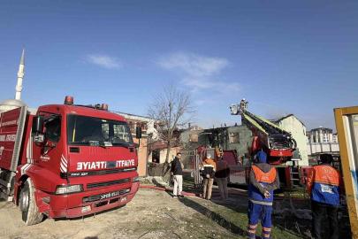 Arnavutköy’de boş binanın çatısı alevlere teslim oldu