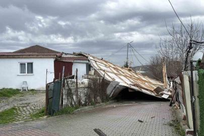 Arnavutköy’de çatı 30 metre uçarak başka evin üzerine düştü