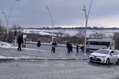 Arnavutköy’de çocukların tehlikeli oyunu sürücüleri zor durumda bıraktı