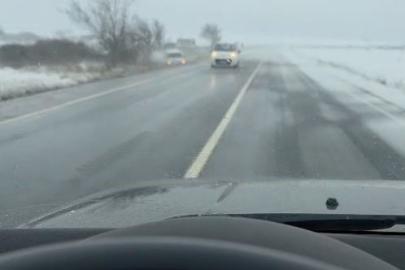 Arnavutköy’de kontrolden çıkan araç çayırlık alana uçtu: Kaza anı kamerada