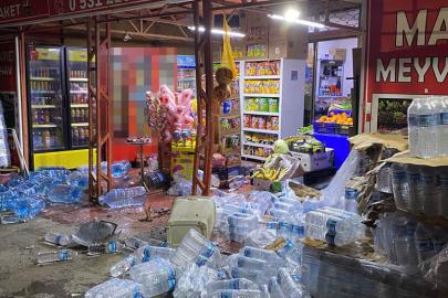 Arnavutköy’de kontrolden çıkan minibüs markete daldı: Olası facia ucuz atlatıldı