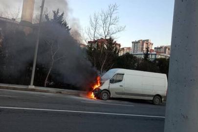 Arnavutköy’de  seyir halindeki ticari araç alev aldı, o anlar kamerada