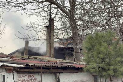 Arnavutköy’de yaşlı adamın yaşadığı gecekondu alev alev yandı