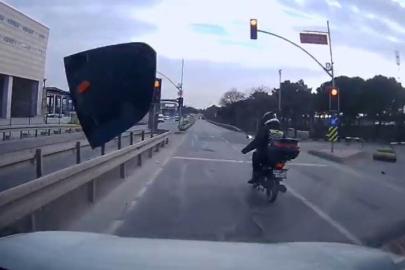 Arnavutköy’de yol verme tartışması kamerada: Kırmızı ışıkta aynayı kırdı