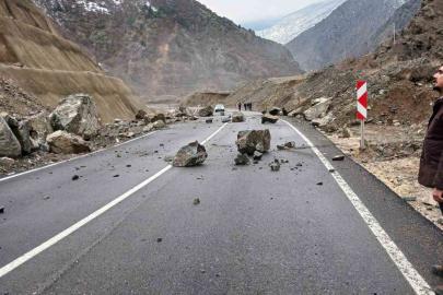 Artvin-Şavşat Karayolu’nda heyelan