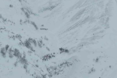 Artvin’de çığ altında kalan çobanları arama çalışmaları havadan görüntülendi