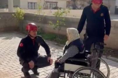 Asansör devre dışı kaldı, itfaiye yaşlı kadını evine taşıdı