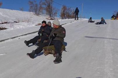 Aşkale’de dondurucu soğuklara rağmen hayat devam ediyor: Çocuklar -30’da kayarak eğlendi