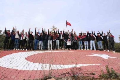 Asker adayları ilk nöbetlerini köylerindeki bu tepede tutuyor