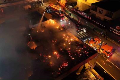 Ataşehir’de iki katlı binanın çatısında yangın