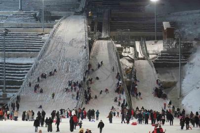 Atlama kuleleri pistinde kızak keyfi