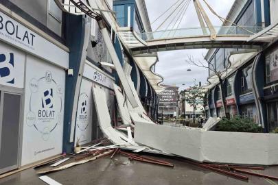 Avcılar’da fırtına iş yerinin çatısını uçurdu