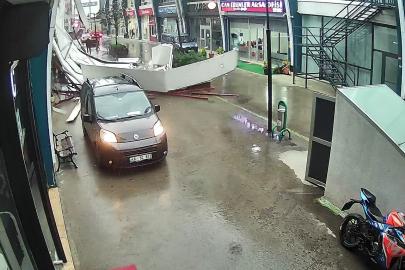 Avcılar’da fırtına iş yerinin çatısının uçma anı kamerada