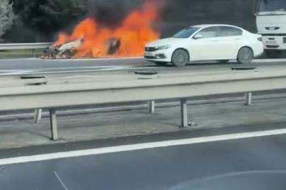 Avcılar’da seyir halindeki araç alev alev yandı
