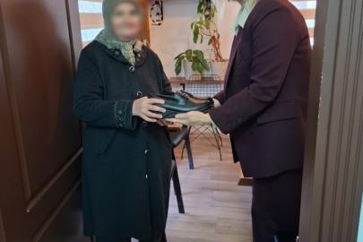 Ayakkabısı olmadığı için terlikle dolaşan yaşlı kadına mahalle muhtarı yardım etti