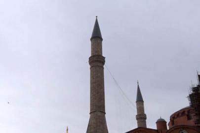 Ayasofya Camii’nin alemi şiddetli rüzgar nedeniyle düştü