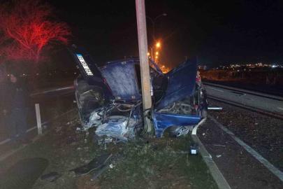 Aydınlatma direğine çarpan Tofaş hurdaya döndü: 2 yaralı