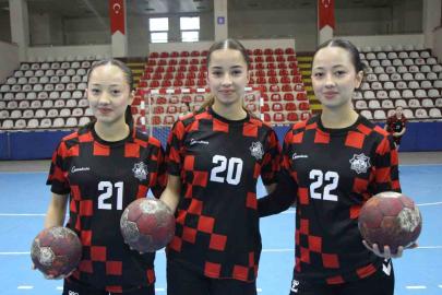 Aynı takımdaki hentbolcu üçüzleri gören şaşırıyor