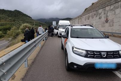 Ayvacık’ta 27 kaçak göçmen ile 2 göçmen kaçakçısı yakalandı