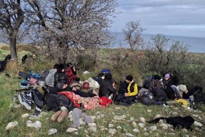 Ayvacık’ta 39 kaçak göçmen ile 1 göçmen kaçakçısı şüphelisi yakalandı