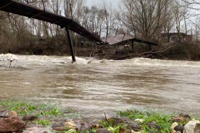 Ayvacık’ta şiddetli yağış: Çay ve dere taştı, yollar ve tarım arazileri sular altında kaldı