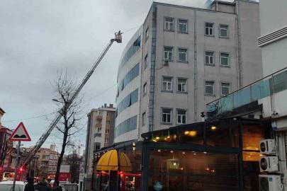 Bağcılar’da kapatılan hastanenin çatısında yangın