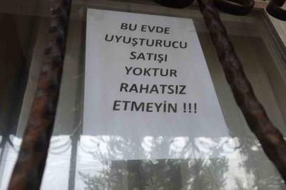 Bağımlılardan bıktı, evini camına "Bu evde uyuşturucu satışı yoktur, rahatsız etmeyin" yazlı not astı