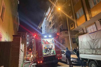 Bahçelievler’de çatı yangınındaki alevler yan binaya sıçradı