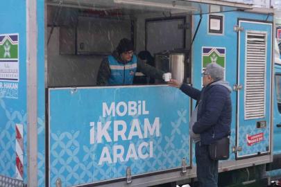 Bahçelievler’de kar mesaisi: Tuzlama, temizlik ve sıcak çorba ikramı