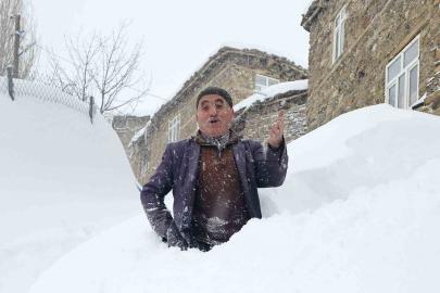 Bahçesaray’da 71 yerleşim yerinin yolu kardan kapalı