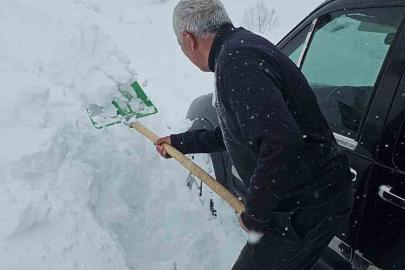 Bahçesaray’da çığ faciası son anda atlatıldı: Araçtaki aile ölümden döndü