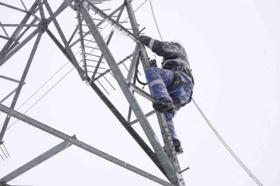 Bakan Bayraktar: "Vatandaşlarımıza kesintisiz enerji akışı sağlamak için ekiplerimiz 7 gün 24 saat sahada"