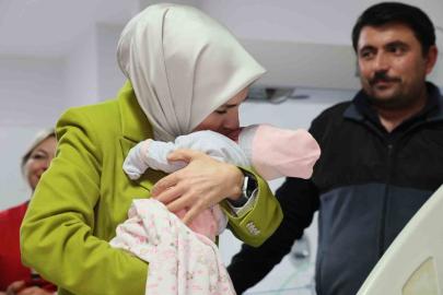 Bakan Göktaş, yeni doğan bebekler ve ailelerini ziyaret etti