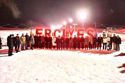 Bakan Tekin, Erciyes’te kayakseverlerle bir araya geldi