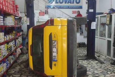 Bakım için servise bırakılan taksi liftten düştü