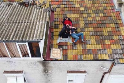 Balıkesir’de çatıya çıkan adamı polis ve itfaiye ekipleri indirdi