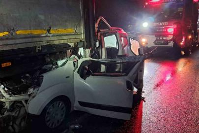 Balıkesir’de otomobil tıra arkadan çarptı; 1 yaralı