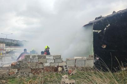 Bandırma’da metruk binada soba yangını, 1 kişi dumandan etkilendi
