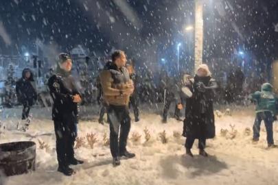 Bartın’da ilçe protokolü vatandaşlarla kartopu oynadı