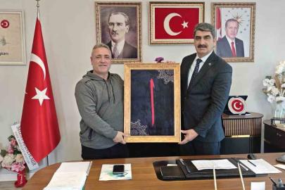 Başkan Polat’tan İHA muhabiri Dilsiz’e anlamlı hediye