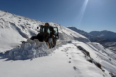 Batman kırsalında kar kalınlığı 1 metreyi aştı, yollar kapandı