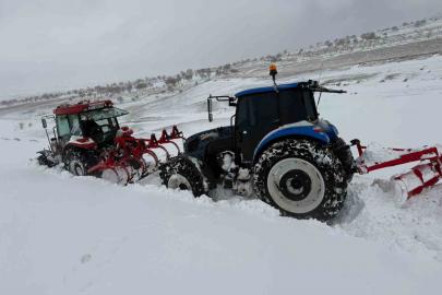 Batman kırsalında yollar kapandı, traktörler kara saplandı