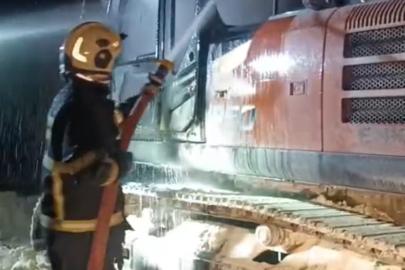 Batman’da iş makinesi yandı