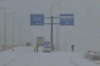 Batman’da kar teyakkuzu: Ayrancı Geçidi’nde "zincir" denetimi, köy yollarında kurtarma operasyonu