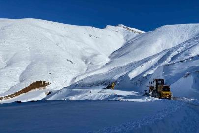 Batman’da kar yağışı nedeniyle hasta kepçe ile ambulansa ulaştırıldı