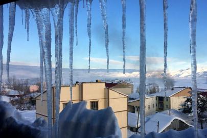 Bayburt buz tuttu; Çatı saçaklarındaki buz sarkıtları ekiplerce temizleniyor