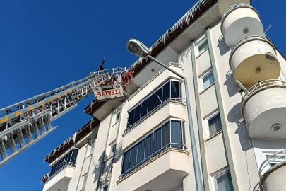 Bayburt’ta buz sarkıtları temizleniyor