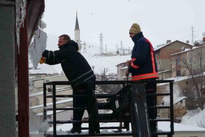 Bayburt’ta çatıdan düşen kar kütleleri park halindeki 2 araca zarar verdi: Bir otomobil hurdaya döndü