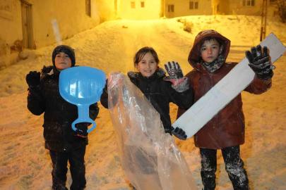 Bayburt’ta kar tatilini fırsat bilen çocuklar soluğu dışarıda aldı