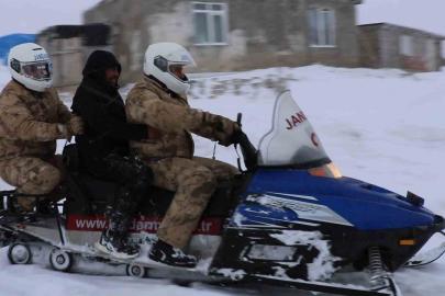 Bayburt’ta kar ve tipi nedeniyle hastaneye gidemeyen vatandaşa jandarma yetişti